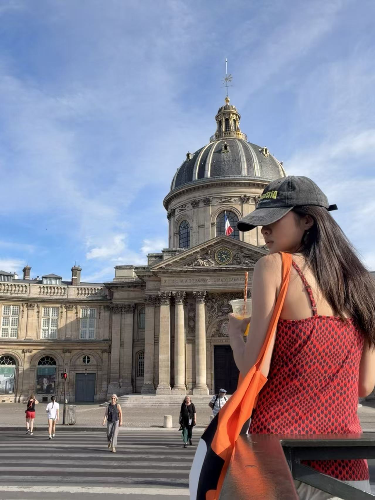 Vega traveling in Paris